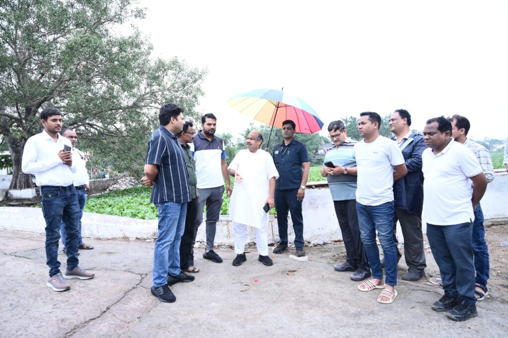 विधायक पुरंदर मिश्रा ने आयुक्त विश्वदीप सहित राजातालाब, तेलीबांधा बाजार, झंडा चौक पंडरी, एक्सप्रेस वे ब्रिज के नीचे शिफ्ट चावडी का किया निरीक्षण