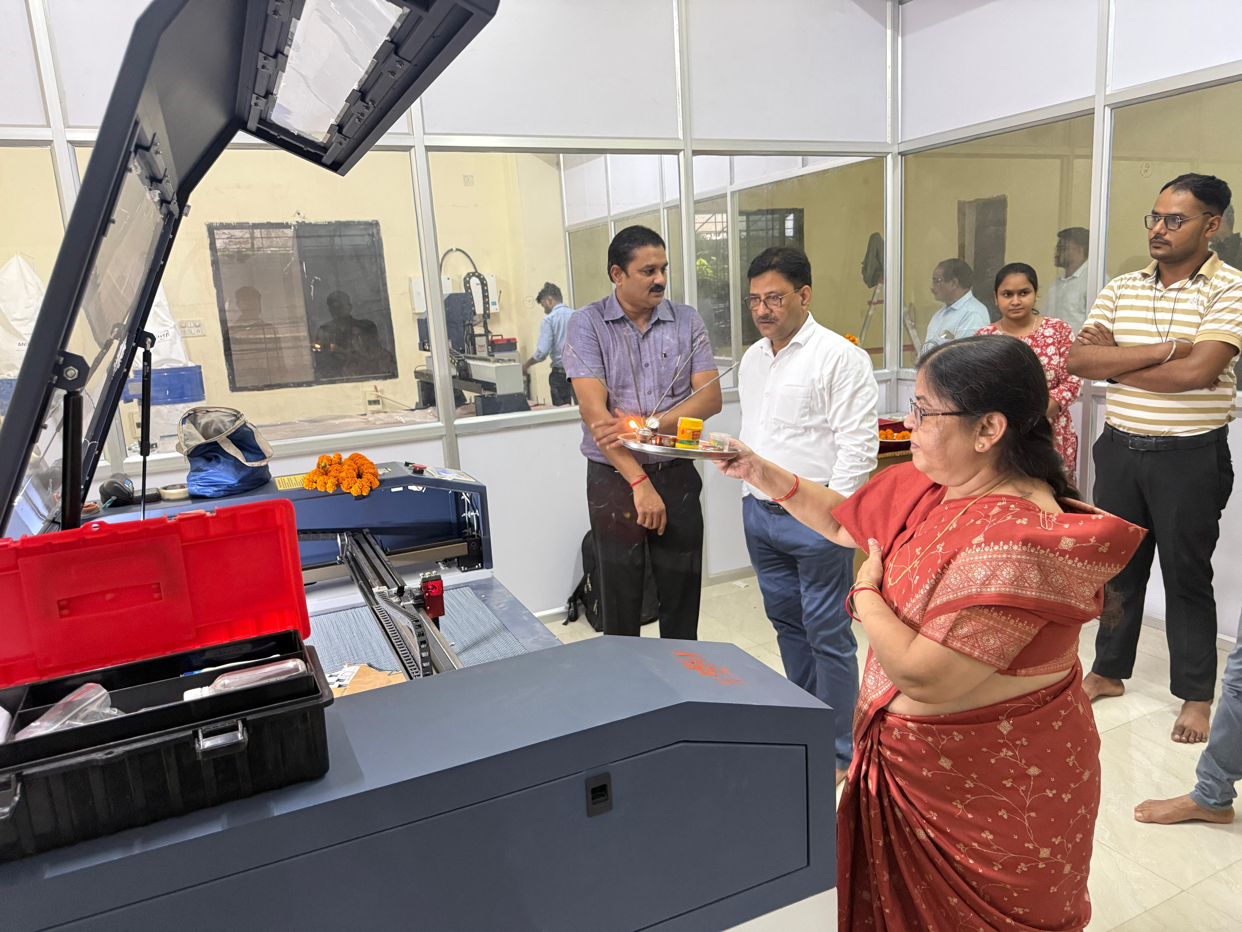 रविवि में CNC राउटर मशीन, CO₂ लेजर कटर एवं 3-डी प्रिंटर का डेमोंस्ट्रेशन