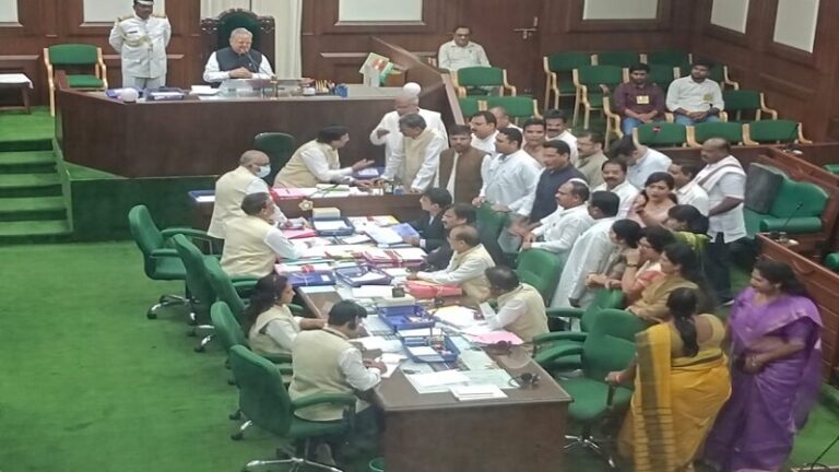 छत्तीसगढ़ विधानसभा मानसून सत्रः खाद संकट पर गरमाया सदन, कांग्रेस विधायकों ने गर्भगृह में किया प्रदर्शन