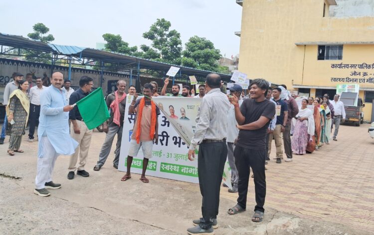 सभापति सूर्यकान्त राठौड़ ने सफाई अपनाओ बीमारी भगाओ जनजागरूकता रैली को हरी झंडी दिखाकर किया रवाना