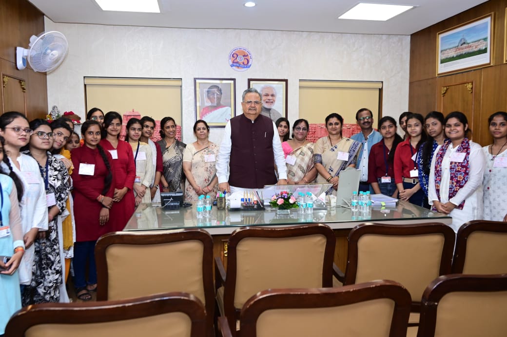 डॉ. राधाबाई की छात्राएं पहुंची विधानसभा.. संसदीय गतिविधियों का लिया अनुभव 