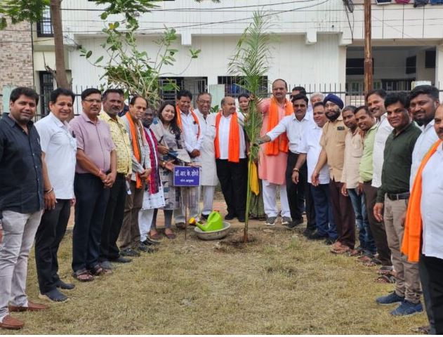 विधायक पुरंदर मिश्रा, सभापति सूर्यकान्त राठौड़ ने एक पेड़ माँ के नाम रोपित कर देवेन्द्र नगर सेक्टर -3 उद्यान को हरा &ndash; भरा बनाया