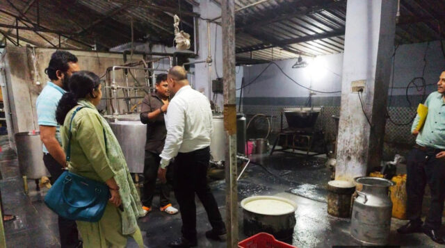 दूध, दुग्ध उत्पादों और खाद्य सामग्री के नमूने लिए गए, खाद्य सुरक्षा विभाग की टीम का औचक जाँच पड़ताल