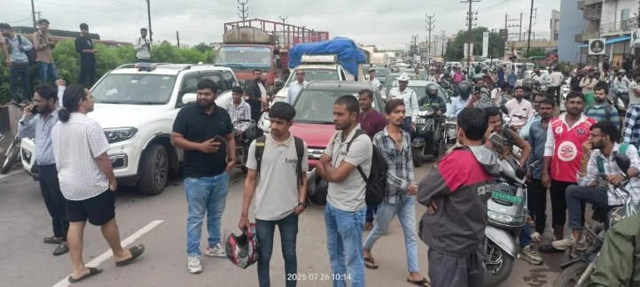 मुंबई-हावड़ा हाईवे पर लगा जाम... घरों पर भरा पानी तो सड़क पर उतर आए लोग