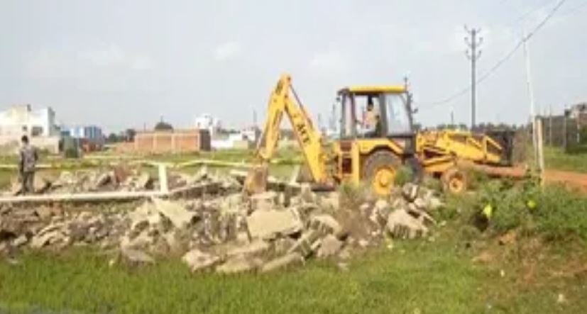 अवैध प्लॉटिंग, फिर चला बुलडोजर