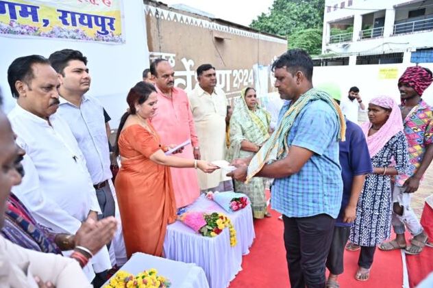 300 सफाई मित्रों एवं स्वच्छता दीदियों का महापौर मीनल चौबे ने किया सम्मान