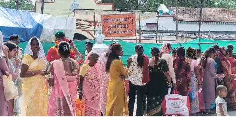 रायपुर सेंट्रल जेल में बहनों ने बंदी भाइयों को बांधी राखी