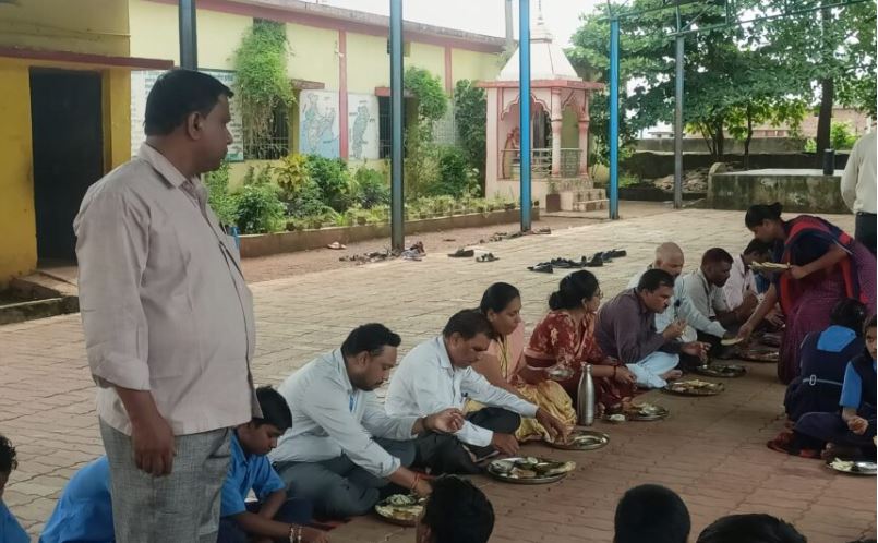 SDM ने जन्मदिन पर बच्चों के साथ किया न्यौता भोज