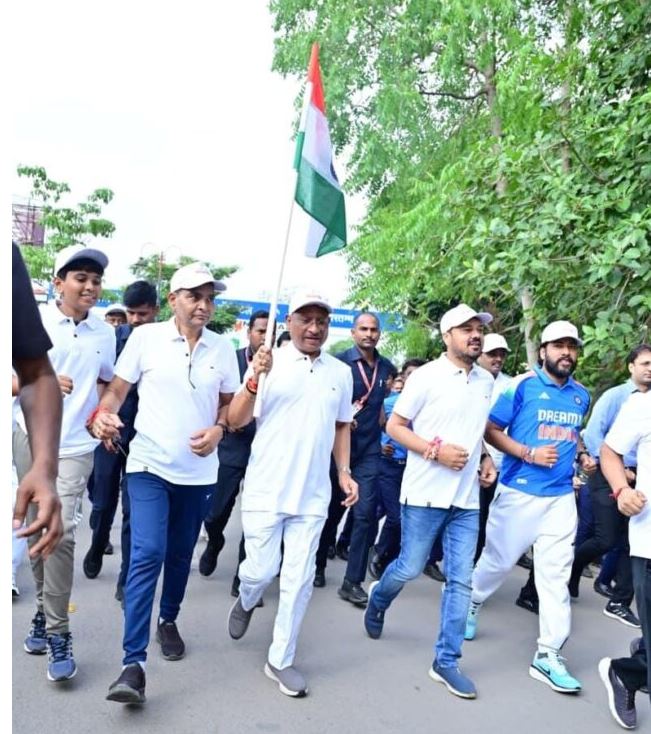 मुख्यमंत्री साय ने हजारों युवाओं के साथ लगाई स्वतंत्रता की दौड़,कहा-हमारा तिरंगा पूर्वजों के वर्षों के संघर्षों और बलिदान का जीवंत प्रतीक