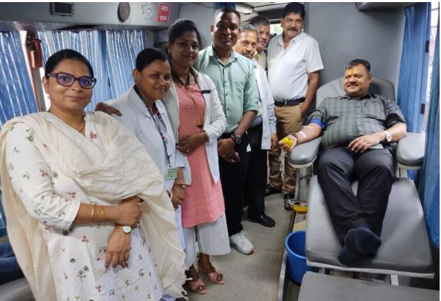 मंडल रेल प्रबंधक दयानंद ने किया रक्तदान शिविर का शुभारंभ किया