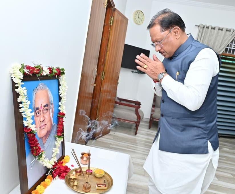 मुख्यमंत्री साय ने अटल बिहारी वाजपेयी की पुण्यतिथि पर उन्हें किया नमन