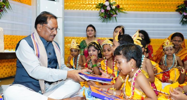 बाल गोपालों की अठखेलियों से गुलजार हुआ मुख्यमंत्री निवास