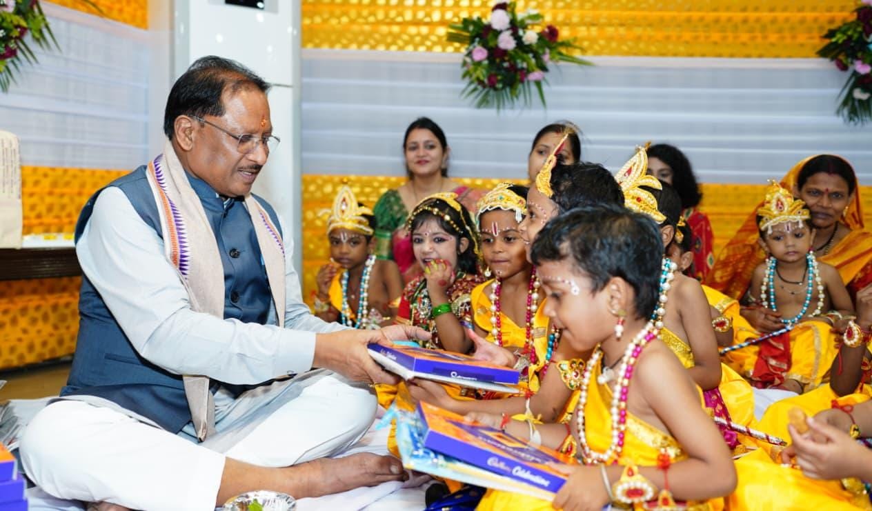  नन्हें बालगोपालों की अठखेलियों से गुलजार हुआ मुख्यमंत्री निवास