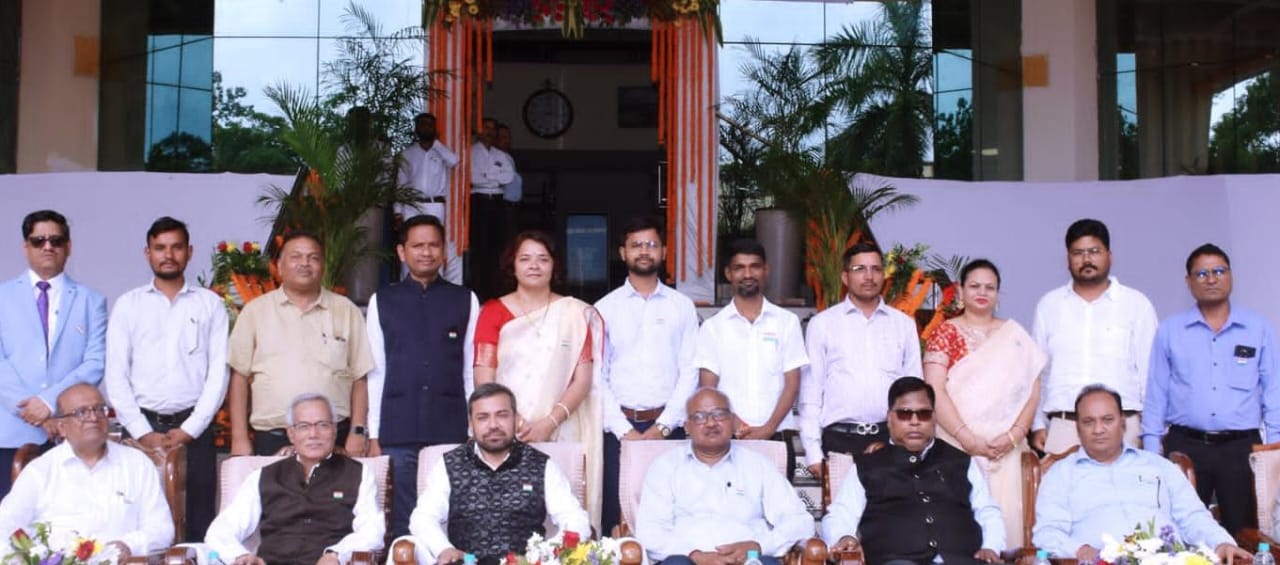 75 हजार पौधों का रोपण करने के लिए 12 विद्युतकर्मी पुरस्कृत