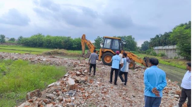 अवैध निर्माण अवैध प्लाटिंग पर चला निगम का बुलडोजर