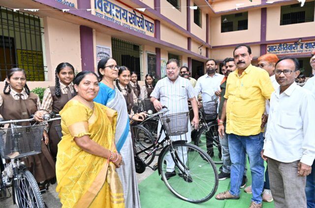 रायपुर दक्षिण विधायक सुनील सोनी की खो-खो पारा स्कूल में रंगमंच शेड निर्माण व अन्य कार्यों हेतु विधायक निधि से 10 लाख स्वेच्छानुदान देने की घोषणा