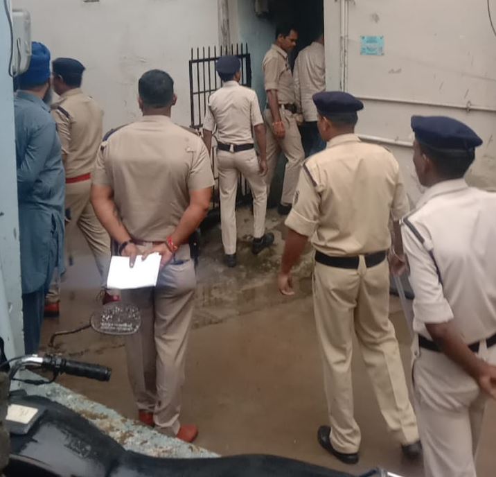 कबीर नगर इलाके में रायपुर पुलिस ने मारा छापा
