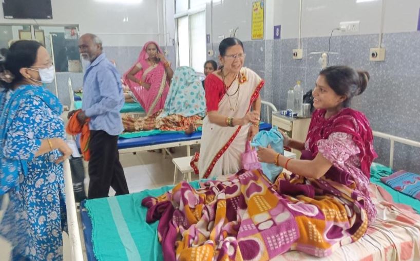 तीजा-पोला पर मातृ एवं शिशु अस्पताल में नवजात शिशुओं को उपहार