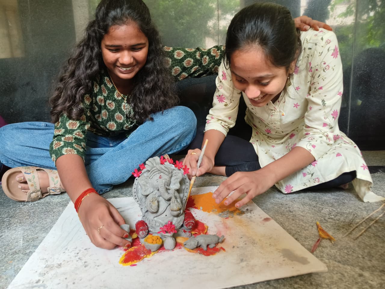 एनआईटी रायपुर में ग्रीन-गणेशा प्रतियोगिता: प्रतिभागियों ने उत्साह से बनाई मनमोहक मूर्तियाँ