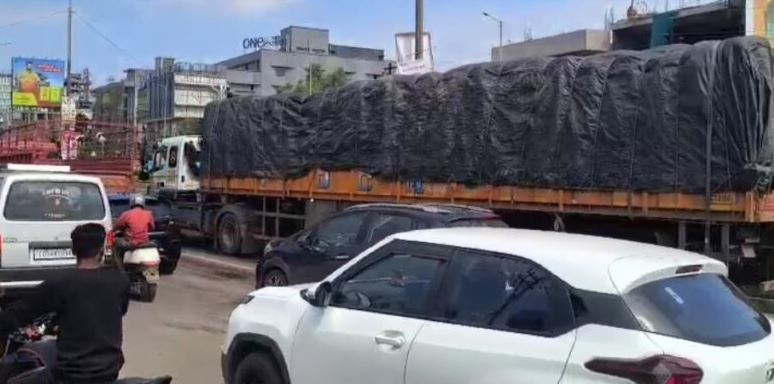 बड़ा हादसा टला : ट्रेलर से टकराई बाइक, तीन युवक बाल-बाल बचे