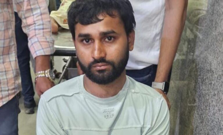 चार साल से फरार डकैती का आरोपी गिरफ्तार, पुलिस अभिरक्षा से 2 बार हो चुका था फरार