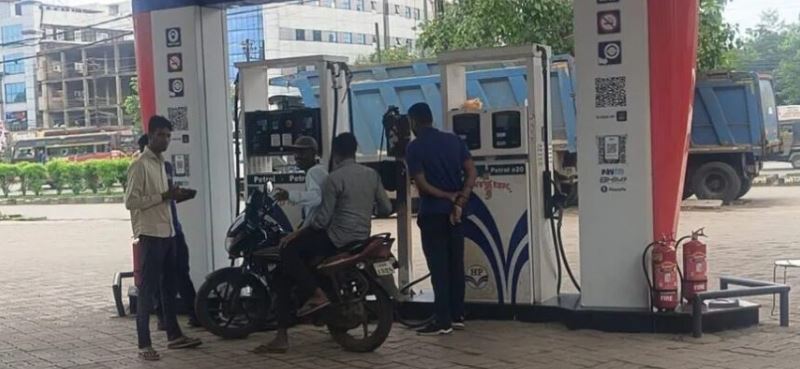 बिना हेलमेट पेट्रोल पंप? रायपुर में &lsquo;नो हेलमेट, नो पेट्रोल&rsquo; सिर्फ दिखावा बन गया!