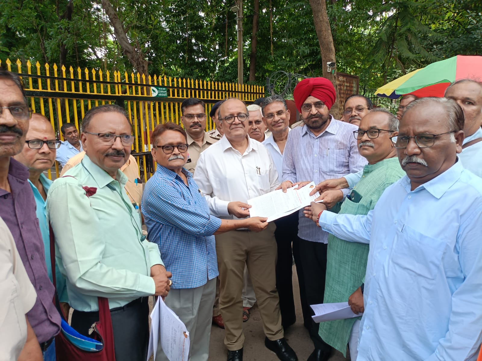 सेवानिवृत्त कर्मचारी अधिकारी महासंघ ने अपनी मांगों को लेकर पावर कम्पनी मुख्यालय में किया प्रदर्शन 