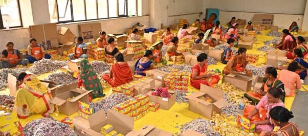 दीवाली होगी स्वच्छ और सुरक्षित: धमतरी से देशभर में गूंजेगी ग्रीन आतिशबाजी 100 से अधिक महिलाओं को मिला रोजगार