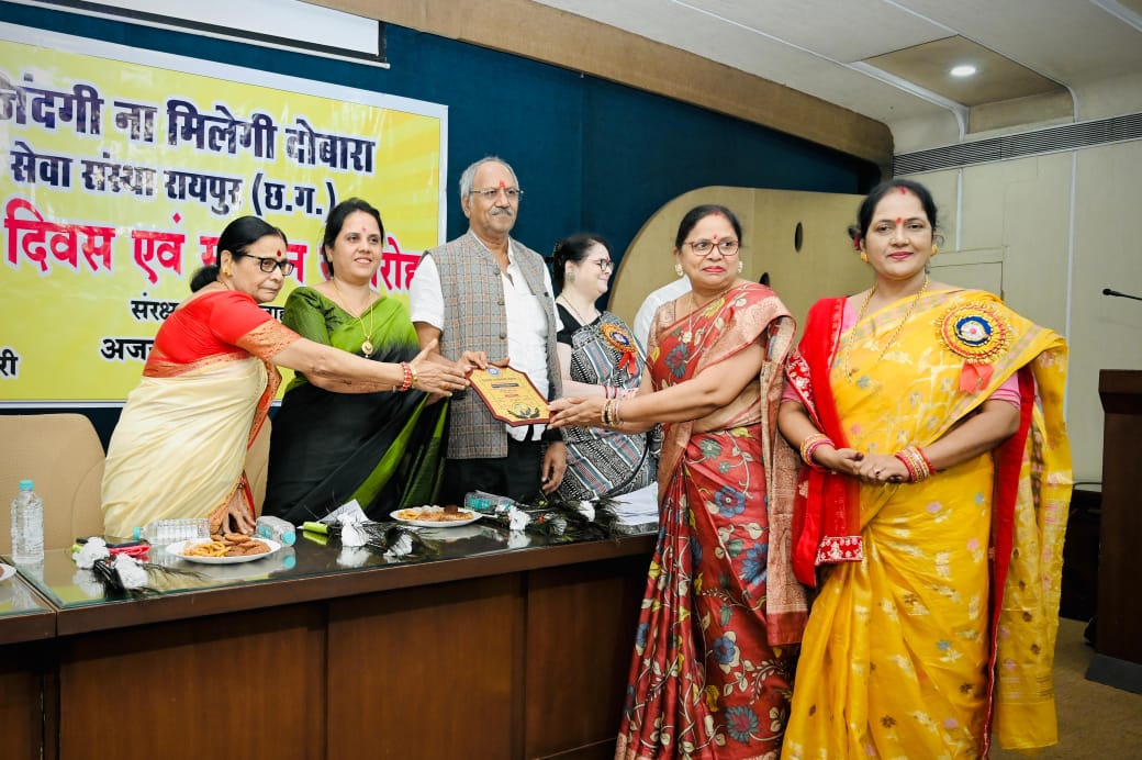 छत पर फलों की जैविक खेती करने वाली रायपुर की हरियाली दीदी सम्मानित