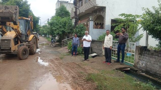 निगम जोन 9 स्वास्थ्य विभाग ने जोरा में नीलम बेकरी पर कचरा फैलाने पर 3000 रूपये ई जुर्माना किया