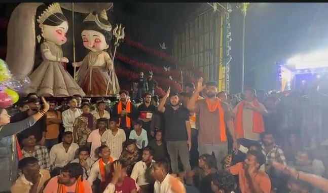 AI जनरेटेड गणेश प्रतिमा पर बवाल, बजरंग दल का घेराव और चक्काजाम, पंडाल के बाहर गूंजा हनुमान चालीसा