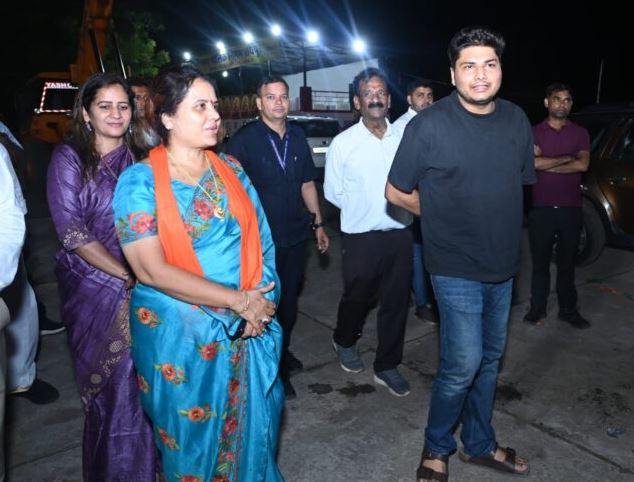 महापौर मीनल चौबे और आयुक्त विश्वदीप ने महादेवघाट के समीप विसर्जन कुण्ड का किया प्रत्यक्ष निरीक्षण