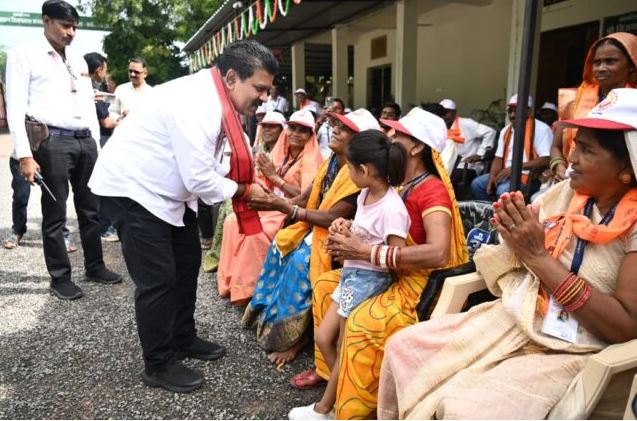 अयोध्या से लौटे प्रभु श्री रामलला के दर्शन कर 63 श्रद्धालुओं का उपमुख्यमंत्री विजय शर्मा ने किया भव्य स्वागत और अभिनंदन