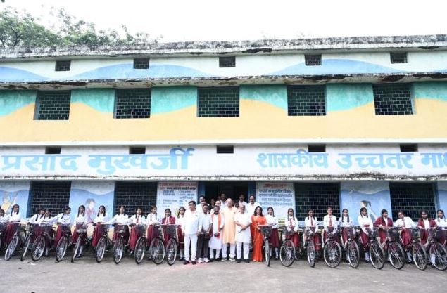 मुख्यमंत्री की पहल पर विधायक पुरंदर मिश्रा ने छात्राओं को साइकिल दी और विद्यालय विकास हेतु 10 लाख की सौगात दी