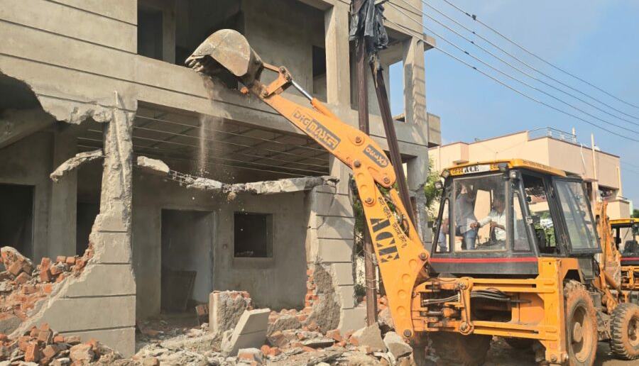 स्वीकृति के विपरीत निर्माण... निगम ने चलाया बुलडोजर