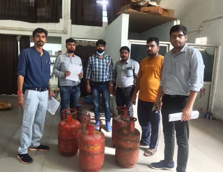महासमुंद में 57 घरेलू गैस सिलेंडर जब्त