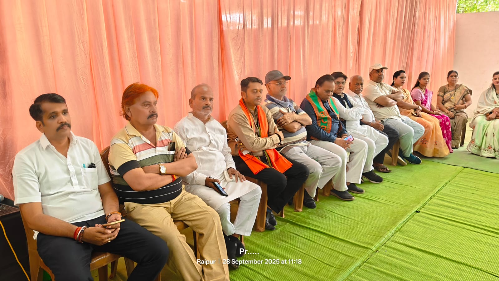 स्वास्थ्य शिविर में उमड़ी भीड़, भाजपा कार्यकर्ताओं ने सुनी प्रधानमंत्री नरेंद्र मोदी के &lsquo;मन की बात&rsquo;