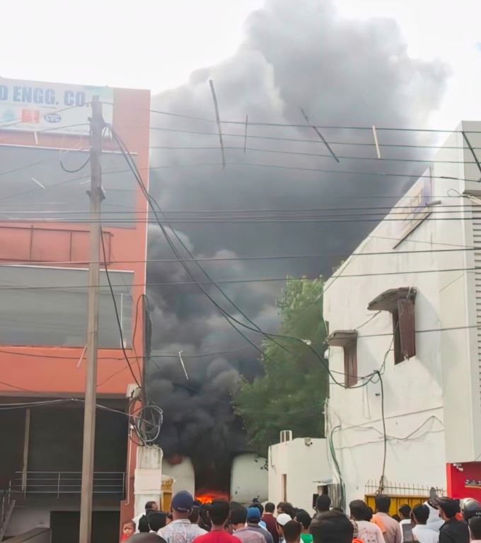 बैटरी बनाने की फैक्ट्री में लगी भीषण आग, आसमान में छाए धुएं के बादल