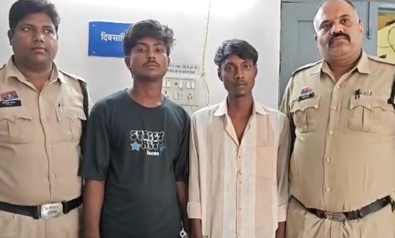 रिवॉल्वर और जिंदा कारतूस के साथ दो आरोपी गिरफ्तार