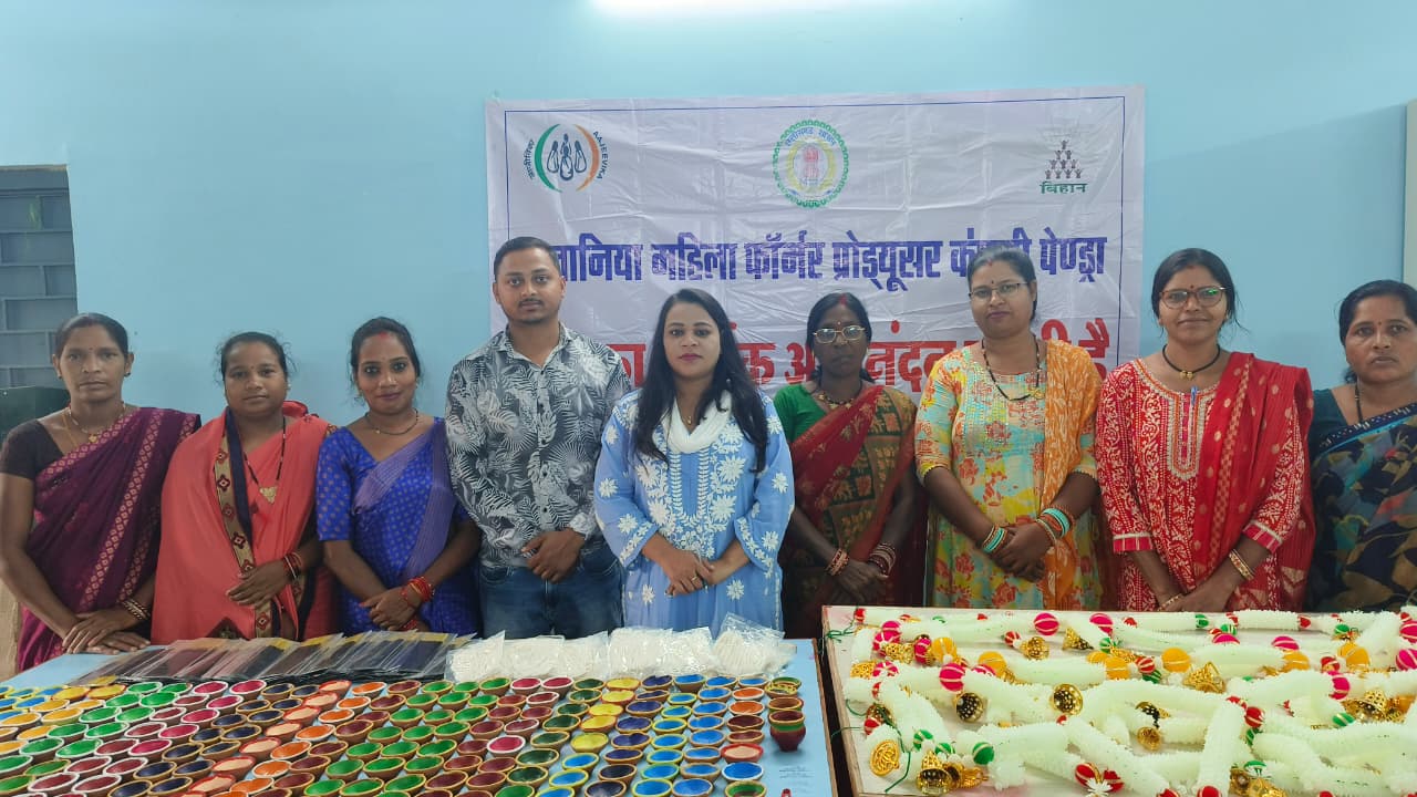दीये और पूजा सामग्री की बिक्री से समूह की महिलाएं हो रही समृद्ध