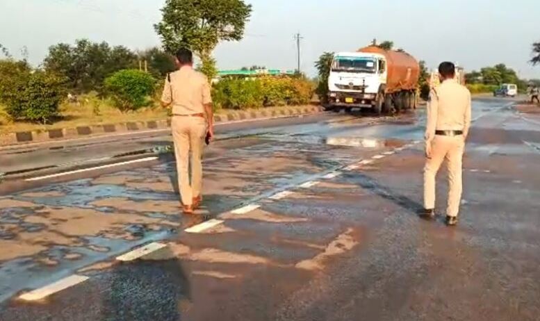 हाईक्लोरिक एसिड टैंकर का वाल्व फटा, सड़क पर फैला एसिड, पुलिस और फायर ब्रिगेड की तत्परता से टला हादसा