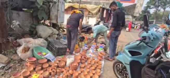 छठ पूजा को लेकर रायगढ़ के बाजारों में रौनक, पूजन सामग्री की खरीदारी में जुटे श्रद्धालु