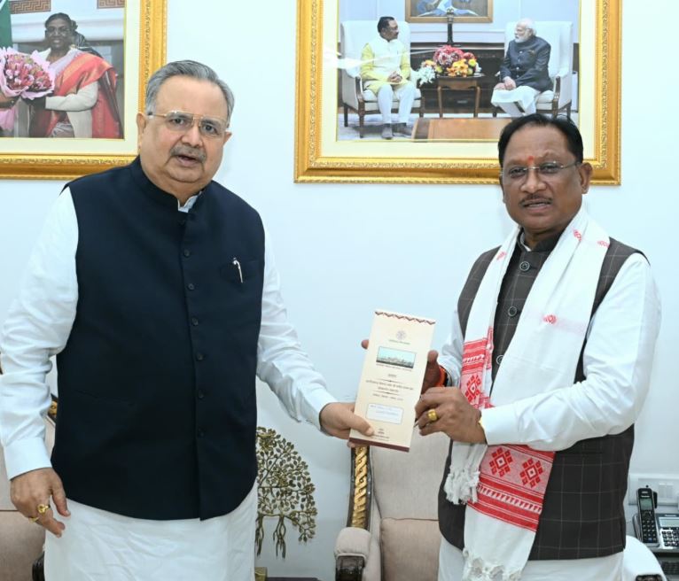 मुख्यमंत्री को विधानसभा अध्यक्ष डॉ. रमन सिंह ने नवीन विधानसभा भवन के लोकार्पण समारोह में शामिल होने का दिया आमंत्रण