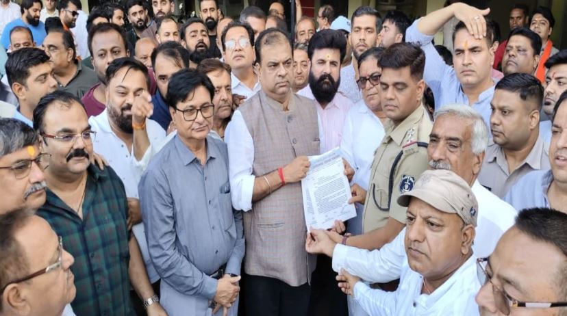 अग्रवाल समाज के बाद भड़का सिंधी समाज, क्रांति सेना अध्यक्ष अमित बघेल की गिरफ्तारी की मांग को लेकर पुलिस को सौंपा पत्र