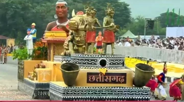 गुजरात की धरती पर बस्तर का सम्मान &mdash; एकता परेड में छत्तीसगढ़ की झांकी ने दिखाया विकास का नया मॉडल, पीएम हुए प्रभावित