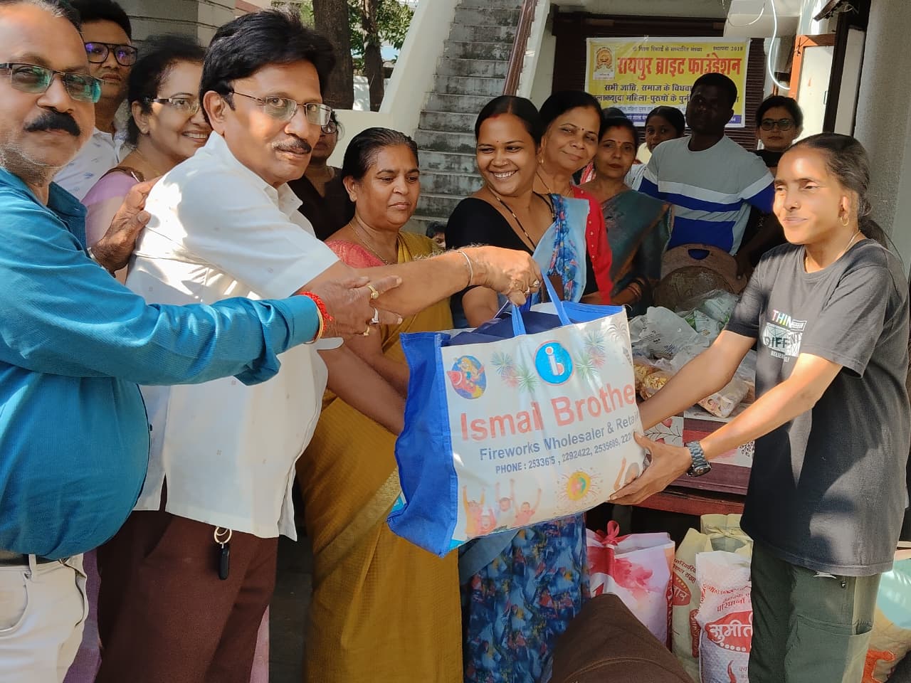 रायपुर ब्राइट फाउंडेशन एवं रोटरी मैत्री ट्रस्ट ने बच्चियों संग मनाई दीपावाली