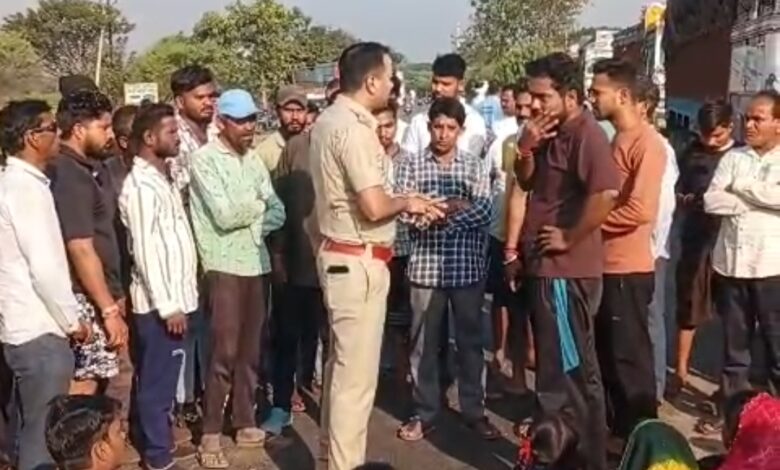 कार की टक्कर से बाइक सवार युवक की मौत...  आक्रोशितों ने किया चक्काजाम