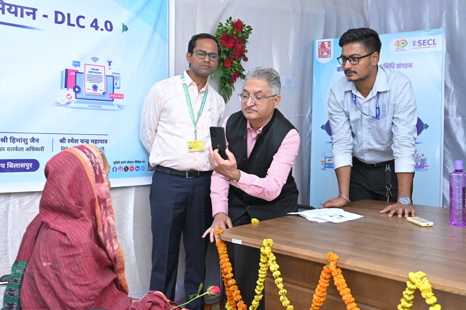 बिलासपुर और दुर्ग-भिलाई के डिजिटल जीवन प्रमाणपत्र कैंप में उमड़ी पेंशनभोगियों की भीड़