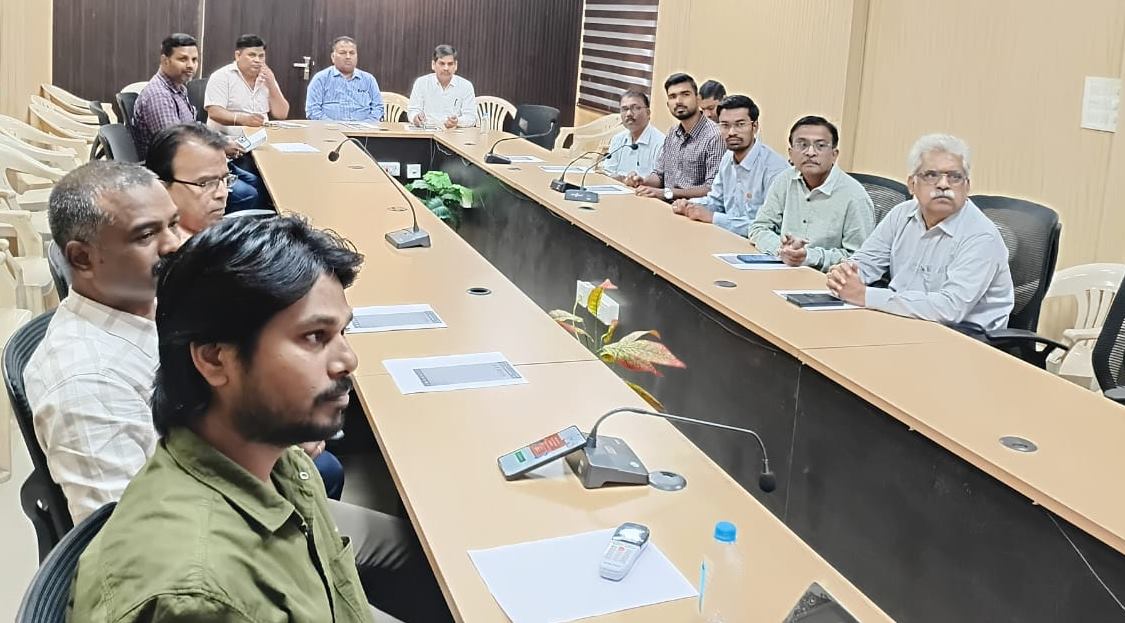 गुढ़ियारी स्थित बिजली कार्यालय में गूंजा वंदे मातरम्.... सभी ने किया सामूहिक गायन