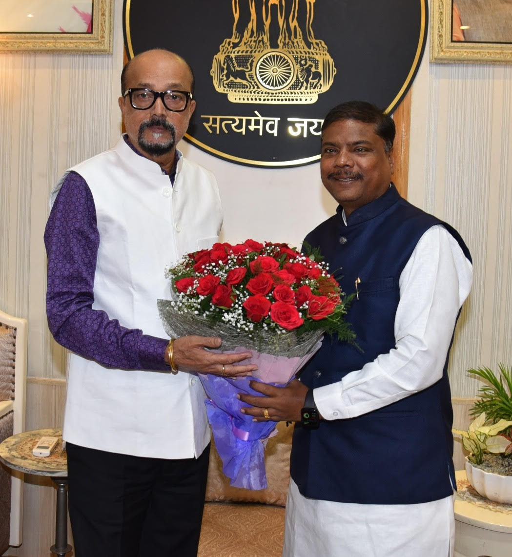 राज्यपाल डेका से वन मंत्री केदार कश्यप ने की सौजन्य भेंट
